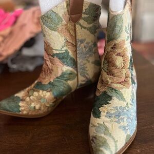 Floral Tapestry Pointed Toe Ankle Boots - Beige Green